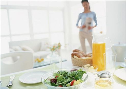 住家保姆多少錢一月？全方位解析費(fèi)用與服務(wù)